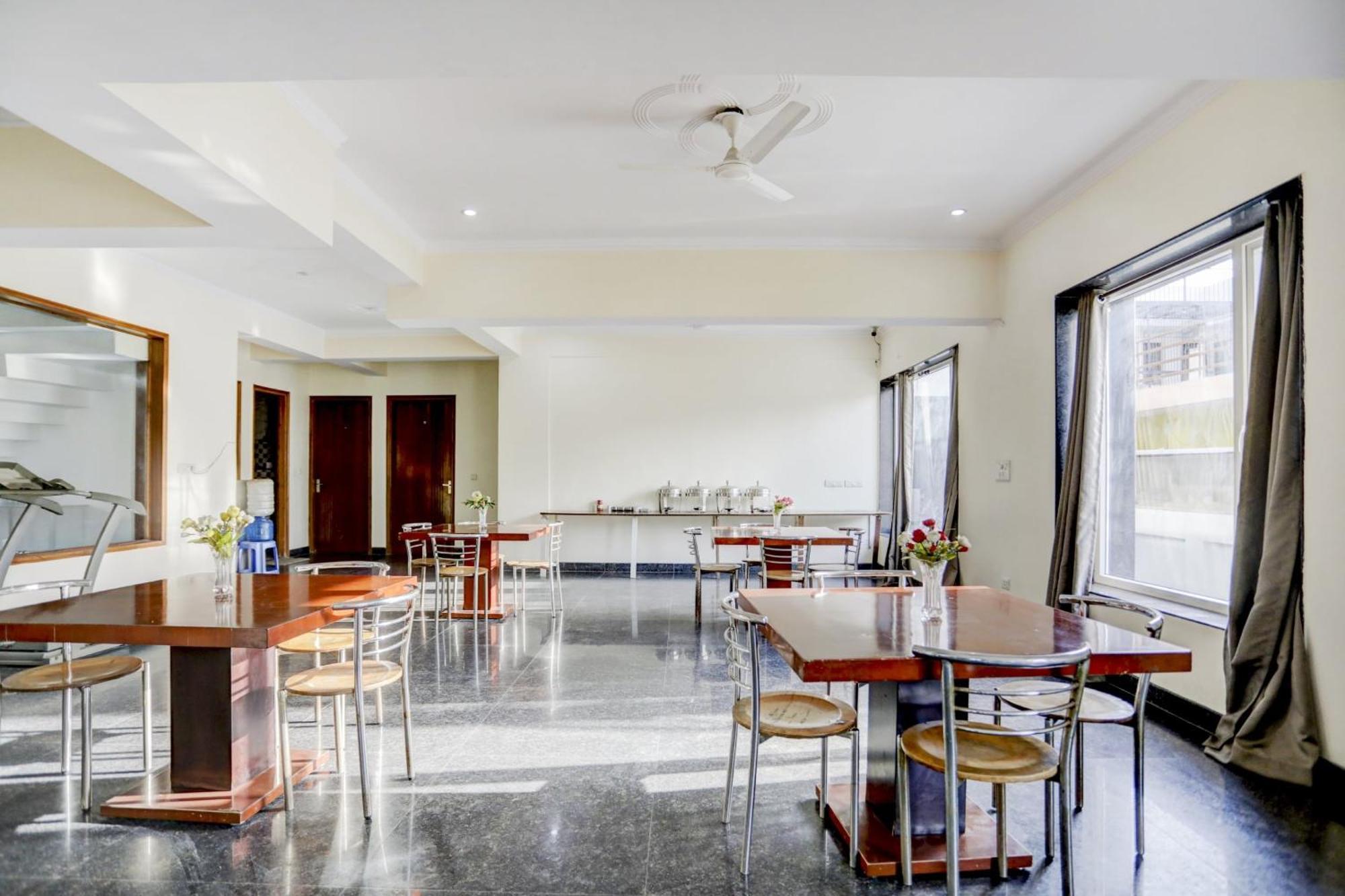Super Town House Hi5 Aditya International Hotel Bhubaneswar Buitenkant foto